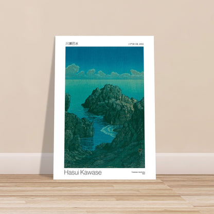 Japanischer Druck Fukakubo in Hachinohe von Hasui Kawase. Felsige Küstenlandschaft unter einem tiefblauen Himmel, mit einer Weite aus smaragdgrünem Wasser und Wellen.