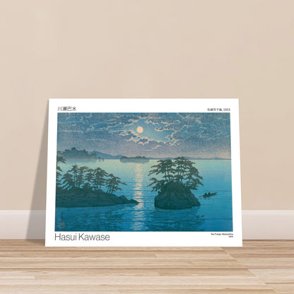 Estampe japonaise ancienne : Îles Futago à Matsushima par Hasui Kawase. Estampe japonaise de Hasui Kawase représentant les îles Futago de Matsushima sous un clair de lune, avec un ciel nuageux et deux personnes dans une barque. Image d'illustration 8