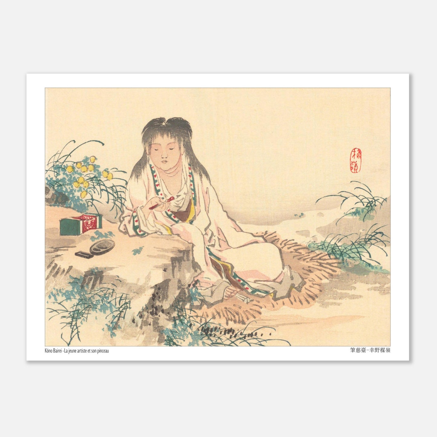 Estampe Japonaise d'une Jeune Artiste au Pinceau, par Kōno Bairei (15x20 cm). Estampe japonaise d'une jeune femme aux longs cheveux noirs, assise et tenant un pinceau, avec des fleurs jaunes et un écrin vert sur le côté.