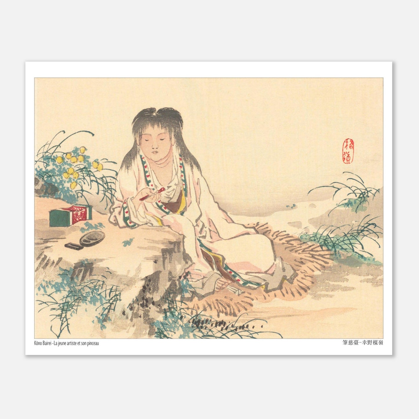 Estampe Japonaise d'une Jeune Artiste au Pinceau, par Kōno Bairei (20x25 cm). Estampe japonaise d'une jeune femme aux longs cheveux noirs, assise et tenant un pinceau, avec des fleurs jaunes et un écrin vert sur le côté.