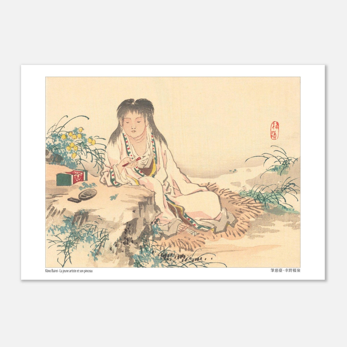 Estampe Japonaise d'une Jeune Artiste au Pinceau, par Kōno Bairei (21x29,7 cm (A4)). Estampe japonaise d'une jeune femme aux longs cheveux noirs, assise et tenant un pinceau, avec des fleurs jaunes et un écrin vert sur le côté.