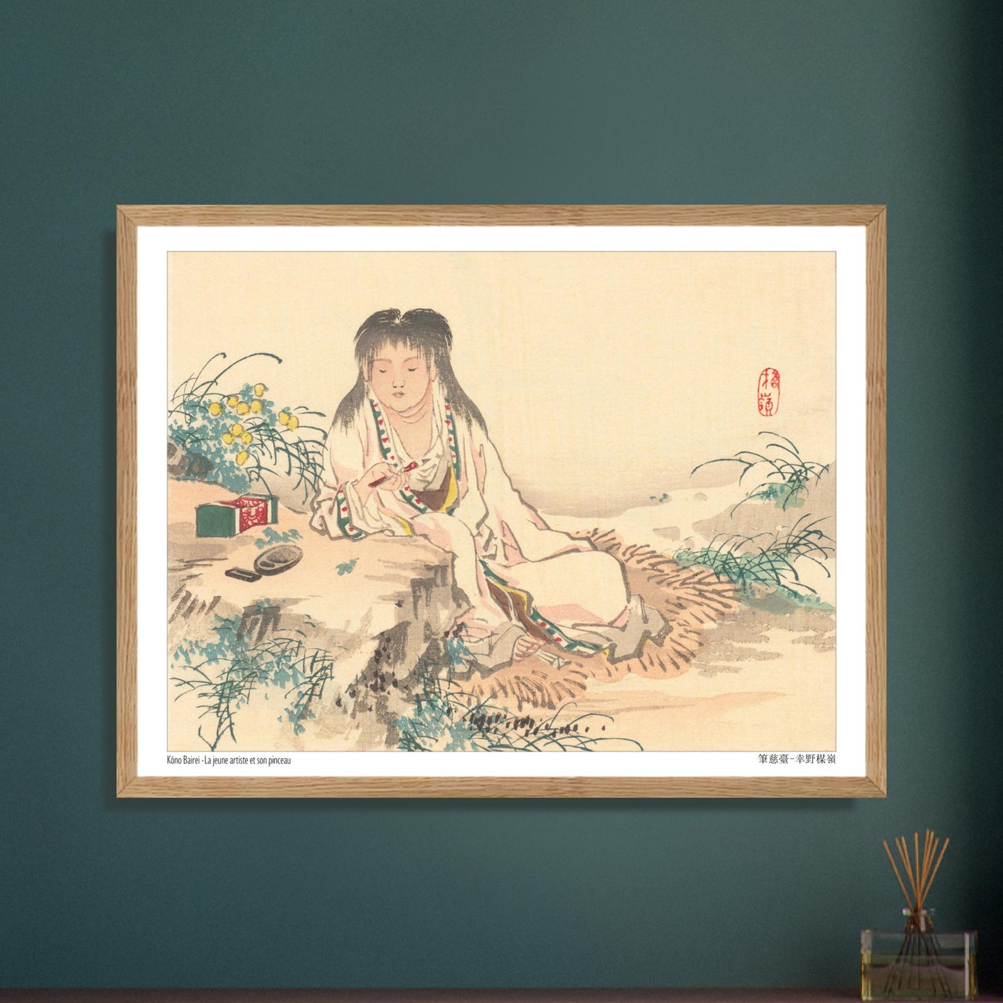 Estampe Japonaise d'une Jeune Artiste au Pinceau, par Kōno Bairei. Estampe japonaise d'une jeune femme aux longs cheveux noirs, assise et tenant un pinceau, avec des fleurs jaunes et un écrin vert sur le côté. Image d'illustration 5