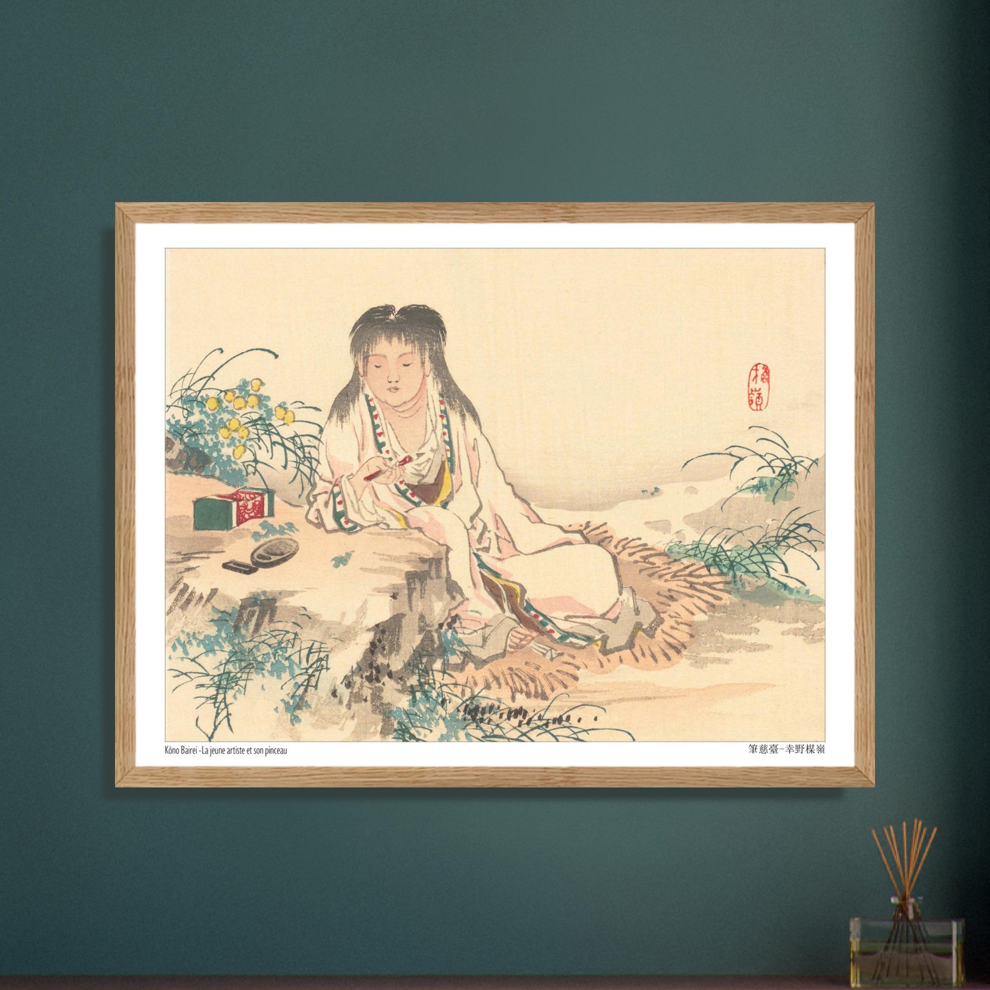 Estampe Japonaise d'une Jeune Artiste au Pinceau, par Kōno Bairei. Estampe japonaise d'une jeune femme aux longs cheveux noirs, assise et tenant un pinceau, avec des fleurs jaunes et un écrin vert sur le côté. Image d'illustration 5