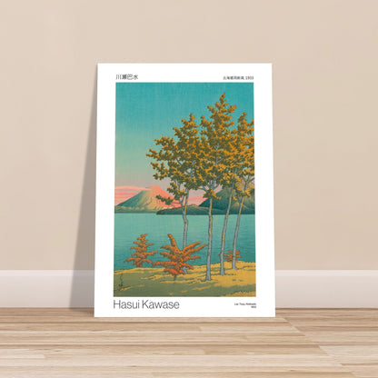 Estampe japonaise Lac Toya à Hokkaido par Hasui Kawase. Reproduction d'une estampe japonaise de 1933 par Hasui Kawase, paysage de lac avec des arbres aux feuilles dorées et un volcan en arrière-plan. Image d'illustration 9