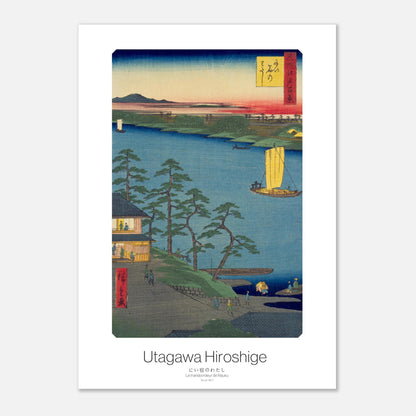 Estampe japonaise Le transbordeur de Niijuku de Utagawa Hiroshige (21x29,7 cm (A4)). Estampe ukiyo-e représentant un paysage fluvial avec une maison et des pins, un bateau à voile jaune et des montagnes au loin.