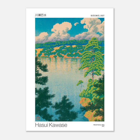 Estampe japonaise Marais Karasu à Akita par Hasui Kawase (50x70 cm). Paysage d'un lac bordé de forêts et de collines sous un ciel bleu avec des nuages blancs, avec des pins au premier plan.