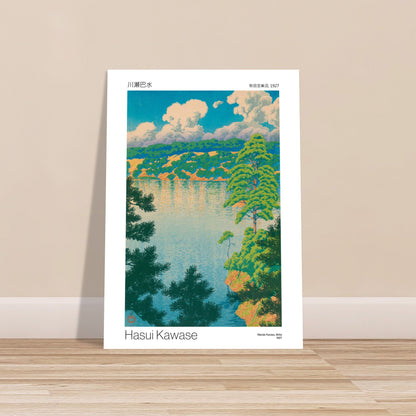 Estampe japonaise Marais Karasu à Akita par Hasui Kawase. Paysage d'un lac bordé de forêts et de collines sous un ciel bleu avec des nuages blancs, avec des pins au premier plan. Image d'illustration 8