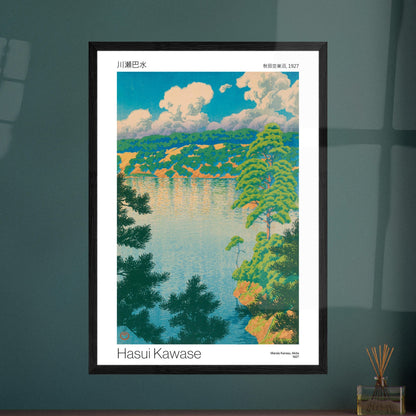Estampe japonaise Marais Karasu à Akita par Hasui Kawase. Paysage d'un lac bordé de forêts et de collines sous un ciel bleu avec des nuages blancs, avec des pins au premier plan. Image d'illustration 9