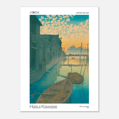 Estampe japonaise Matin au quai Daikon de Hasui Kawase (30x40 cm). Estampe japonaise représentant un canal bordé de maisons, avec des bateaux amarrés et un pont au loin au lever du soleil, par Hasui Kawase.