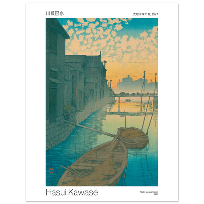Estampe japonaise Matin au quai Daikon de Hasui Kawase. Estampe japonaise représentant un canal bordé de maisons, avec des bateaux amarrés et un pont au loin au lever du soleil, par Hasui Kawase. Image d'illustration 7