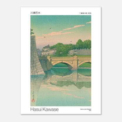 Estampe japonaise Matin au pont Nijubashi - Hasui Kawase (30x40 cm). Estampe japonaise représentant le pont Nijubashi au matin, avec des bâtiments et des arbres en arrière-plan, le tout reflété dans l'eau.
