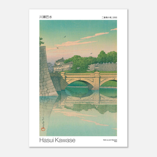 Estampe japonaise Matin au pont Nijubashi - Hasui Kawase (50x70 cm). Estampe japonaise représentant le pont Nijubashi au matin, avec des bâtiments et des arbres en arrière-plan, le tout reflété dans l'eau.