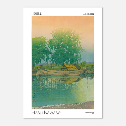 Estampe japonaise Matin à Tsuchiura - Hasui Kawase (50x70 cm). Estampe japonaise représentant un paysage matinal avec des arbres verdoyants, un plan d'eau reflétant le ciel aux couleurs chaudes, et des bateaux amarrés.