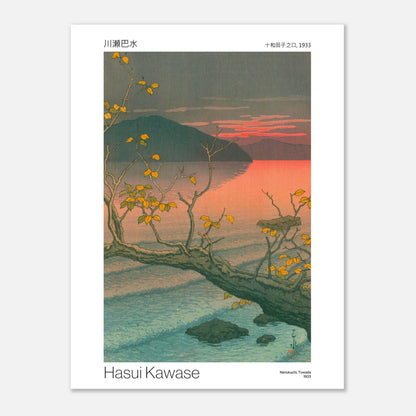 Estampe japonaise Nenokuchi, Towada - Hasui Kawase (30x40 cm). Estampe japonaise de Hasui Kawase, intitulée Nenokuchi, Towada, représentant un arbre aux feuilles jaunes au bord d'un lac, avec des montagnes et un coucher de soleil à l'horizon.