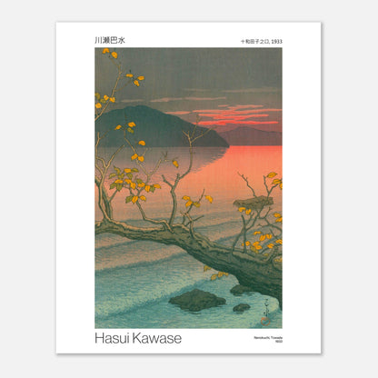 Estampe japonaise Nenokuchi, Towada - Hasui Kawase (40x50 cm). Estampe japonaise de Hasui Kawase, intitulée Nenokuchi, Towada, représentant un arbre aux feuilles jaunes au bord d'un lac, avec des montagnes et un coucher de soleil à l'horizon.