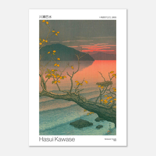 Estampe japonaise Nenokuchi, Towada - Hasui Kawase (50x70 cm). Estampe japonaise de Hasui Kawase, intitulée Nenokuchi, Towada, représentant un arbre aux feuilles jaunes au bord d'un lac, avec des montagnes et un coucher de soleil à l'horizon.