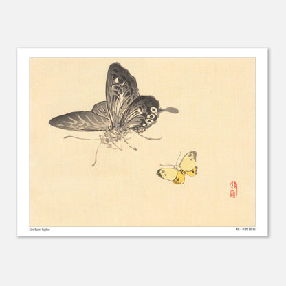 Estampe Japonaise de Papillons par Kōno Bairei (15x20 cm). Illustration de Kōno Bairei montrant un grand papillon noir et blanc et un petit papillon jaune, sur fond beige.