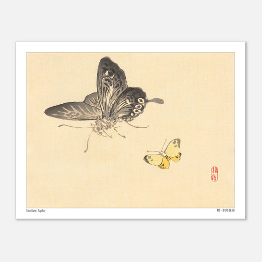 Estampe Japonaise de Papillons par Kōno Bairei (27x35 cm). Illustration de Kōno Bairei montrant un grand papillon noir et blanc et un petit papillon jaune, sur fond beige.