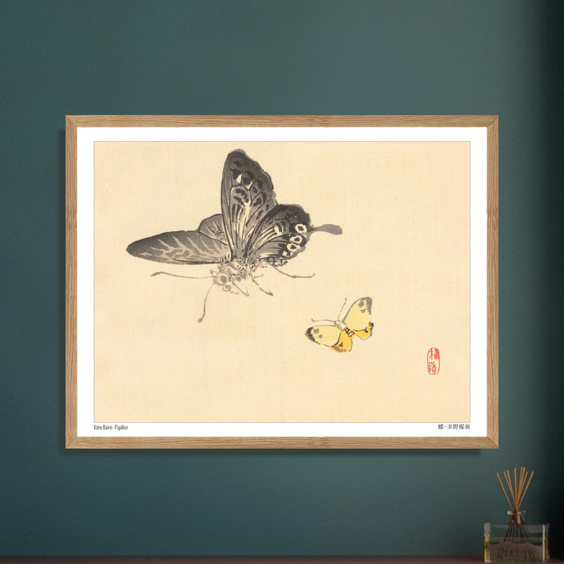 Estampe Japonaise de Papillons par Kōno Bairei. Illustration de Kōno Bairei montrant un grand papillon noir et blanc et un petit papillon jaune, sur fond beige. Image d'illustration 5