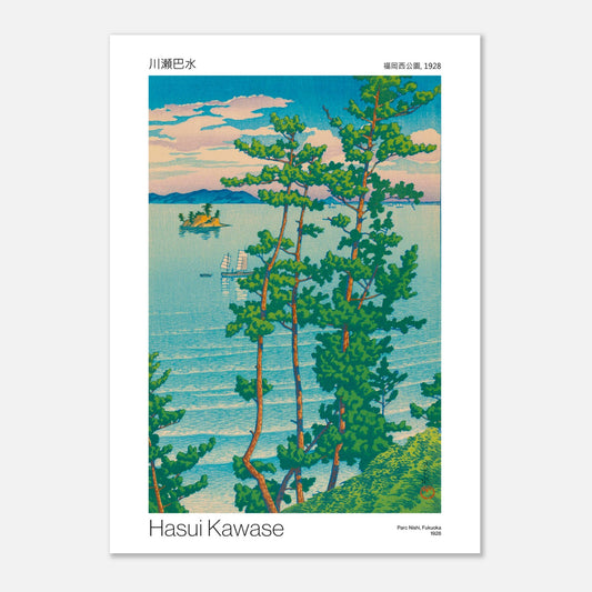 Estampe japonaise Parc Nishi à Fukuoka, 1928 - Hasui Kawase (50x70 cm). Reproduction d'une estampe japonaise représentant des pins sur une colline verdoyante surplombant une étendue d'eau où naviguent des voiliers, avec une petite île au loin, par Hasui Kawase, intitulée 'Parc Nishi, Fukuoka, 1928'.