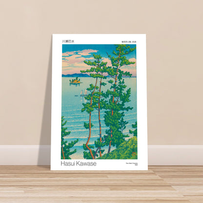 Estampe japonaise Parc Nishi à Fukuoka, 1928 - Hasui Kawase. Reproduction d'une estampe japonaise représentant des pins sur une colline verdoyante surplombant une étendue d'eau où naviguent des voiliers, avec une petite île au loin, par Hasui Kawase, intitulée 'Parc Nishi, Fukuoka, 1928'. Image d'illustration 8