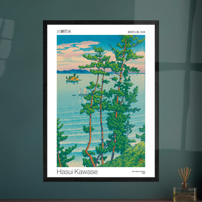 Estampe japonaise Parc Nishi à Fukuoka, 1928 - Hasui Kawase. Reproduction d'une estampe japonaise représentant des pins sur une colline verdoyante surplombant une étendue d'eau où naviguent des voiliers, avec une petite île au loin, par Hasui Kawase, intitulée 'Parc Nishi, Fukuoka, 1928'. Image d'illustration 9