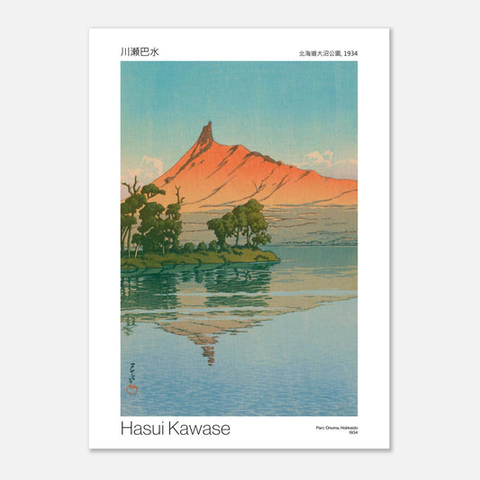Estampe japonaise Parc Onuma, Hokkaido de Hasui Kawase (50x70 cm). Estampe japonaise par Hasui Kawase représentant le parc Onuma, Hokkaido, avec une montagne en arrière-plan et son reflet dans l'eau.