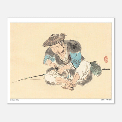 Estampe Japonaise d'un Pêcheur Assis par Kōno Bairei (20x25 cm). Une estampe japonaise montrant un pêcheur assis, portant un chapeau conique et tenant une canne à pêche.