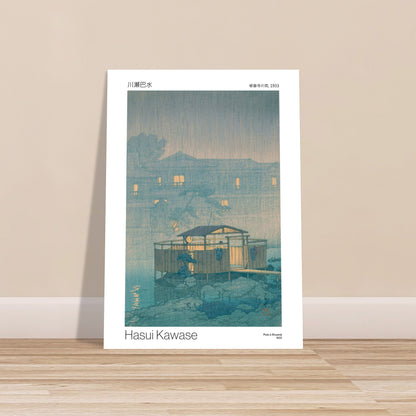 Estampe japonaise : Pluie à Shuzenji, par Hasui Kawase. Une estampe japonaise de Hasui Kawase représentant une scène de pluie à Shuzenji en 1933, avec un pavillon sur pilotis près de l'eau et des bâtiments éclairés en arrière-plan. Image d'illustration 8