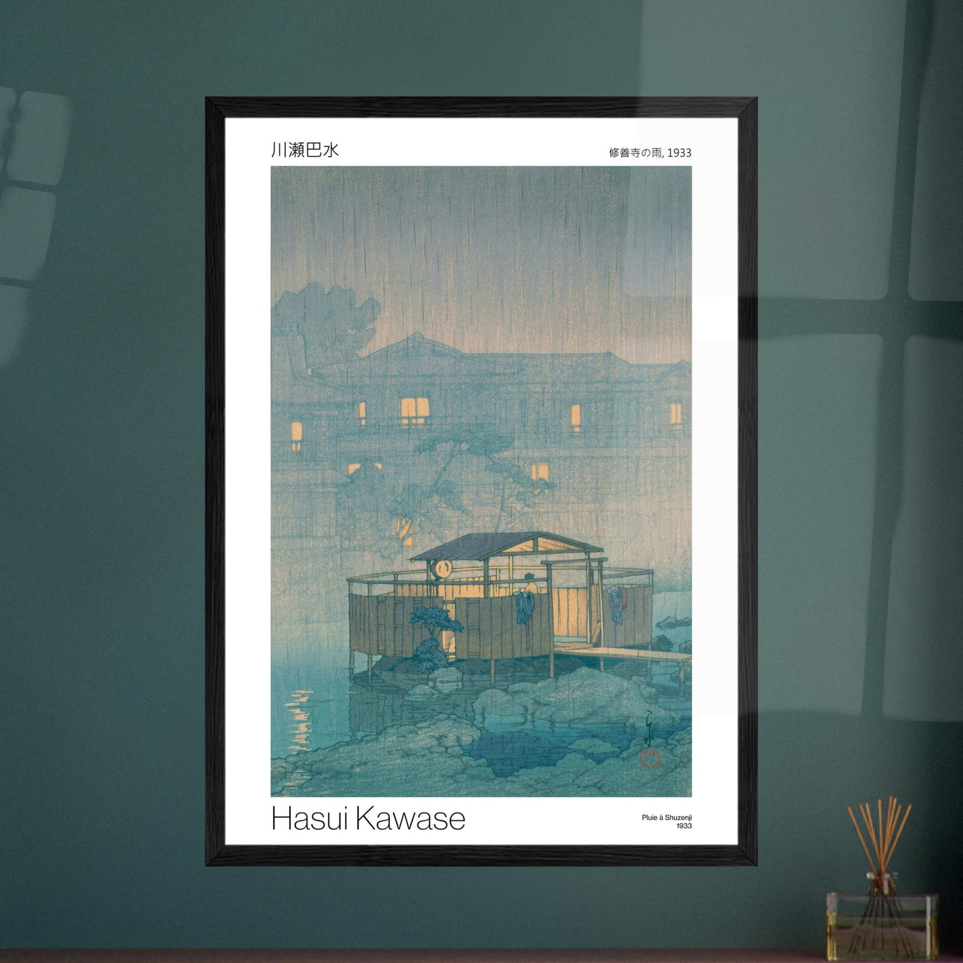 Estampe japonaise : Pluie à Shuzenji, par Hasui Kawase. Une estampe japonaise de Hasui Kawase représentant une scène de pluie à Shuzenji en 1933, avec un pavillon sur pilotis près de l'eau et des bâtiments éclairés en arrière-plan. Image d'illustration 9