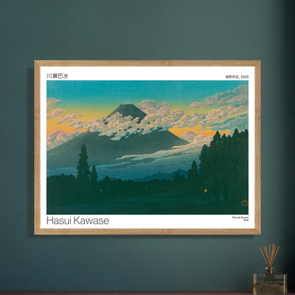 Estampe japonaise Près de Susono et Mont Fuji par Hasui Kawase. Estampe japonaise de Hasui Kawase représentant des arbres sombres devant un ciel coloré au coucher du soleil avec le Mont Fuji. Image d'illustration 9
