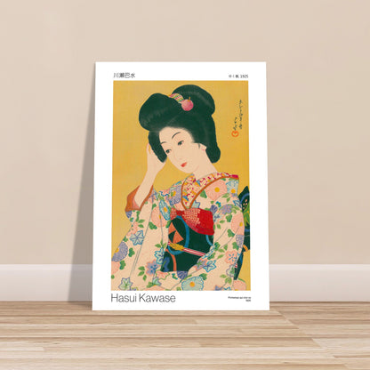 Estampe japonaise Portrait de femme au kimono - Hasui Kawase. Gravure japonaise de Hasui Kawase dépeignant une femme aux cheveux noirs coiffés, vêtue d'un kimono fleuri, sur un fond jaune. Image d'illustration 7