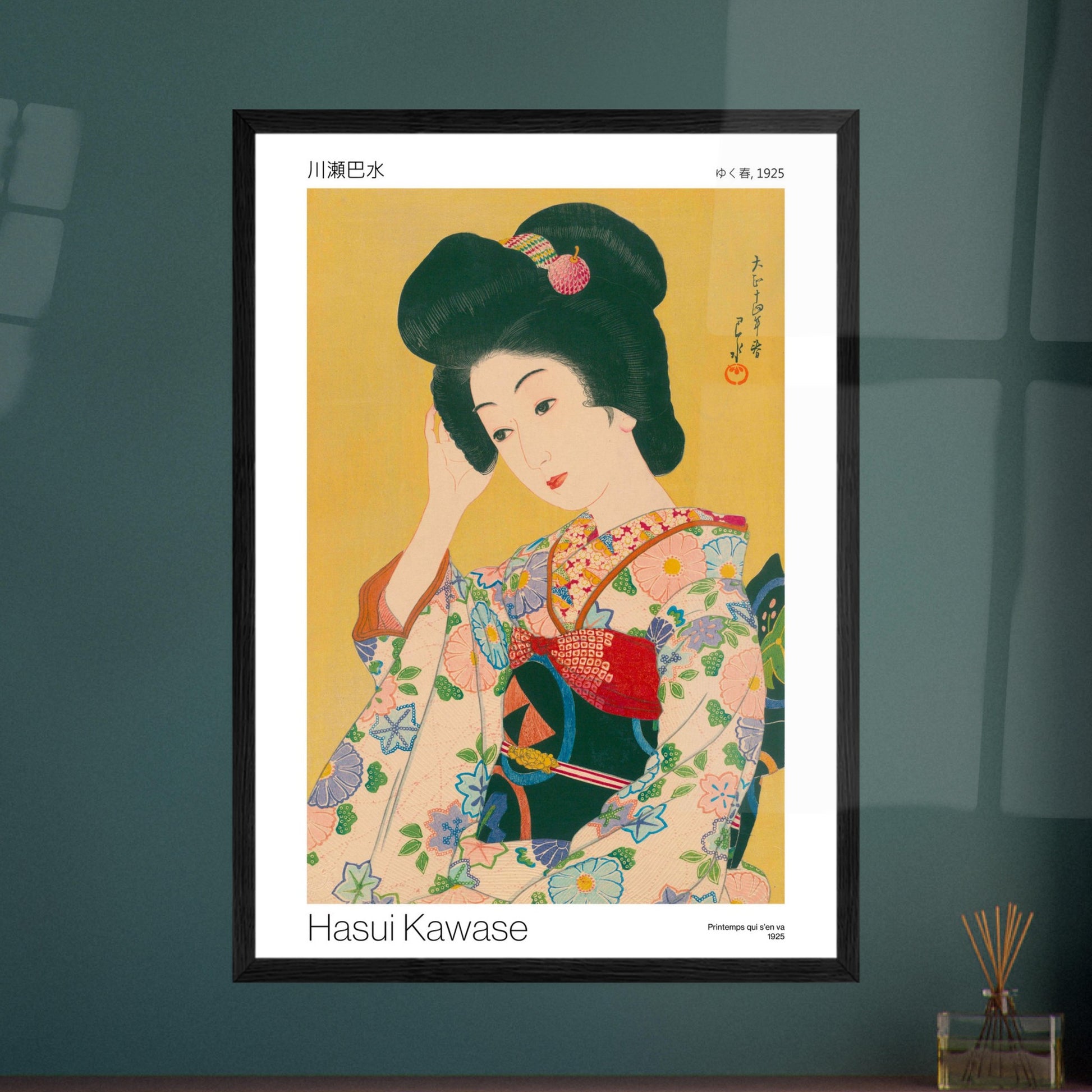 Estampe japonaise Portrait de femme au kimono - Hasui Kawase. Gravure japonaise de Hasui Kawase dépeignant une femme aux cheveux noirs coiffés, vêtue d'un kimono fleuri, sur un fond jaune. Image d'illustration 8