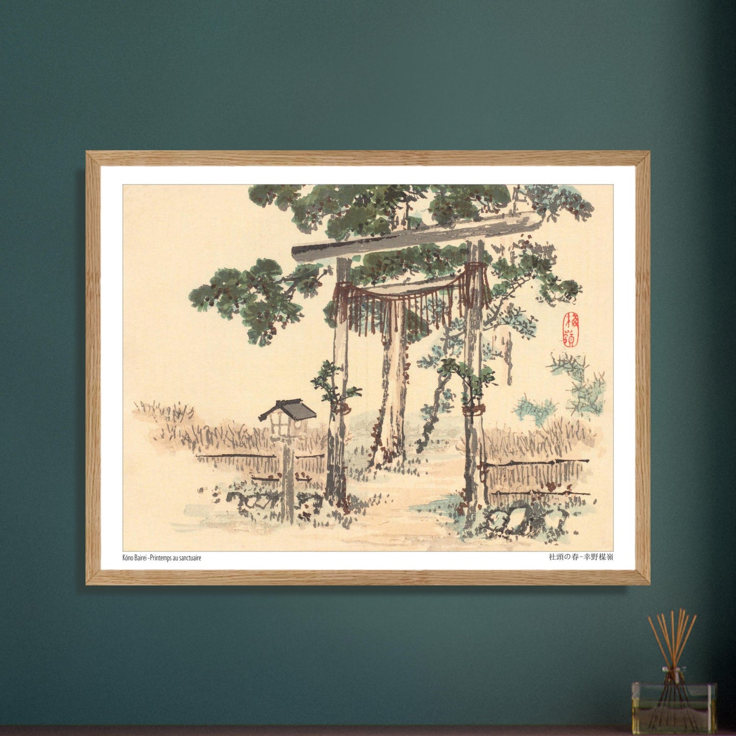 Estampe Japonaise d'un Sanctuaire au Printemps par Kōno Bairei. Peinture japonaise représentant un torii (portail shinto) entouré d'arbres et de végétation, près d'un petit bâtiment. Image d'illustration 6