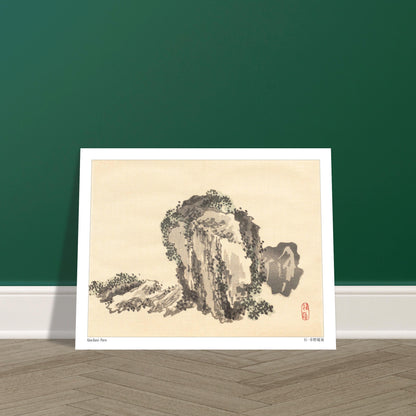 Estampe Japonaise d'une Formation Rocheuse par Kōno Bairei. Estampe japonaise d'une formation rocheuse couverte de végétation, rendue avec des touches d'encre noire et grise, et un sceau rouge. Image d'illustration 5