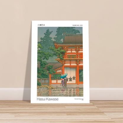 Estampe ancienne - Sanctuaire Kasuga, Nara - Hasui Kawase (1933). Une estampe japonaise de Hasui Kawase représentant le sanctuaire Kasuga à Nara en 1933, sous la pluie, avec deux personnes sous un parapluie bleu devant une porte rouge. Image d'illustration 8