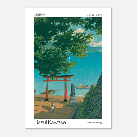 Estampe ancienne : Temple Chuzenji à Utagahama par Hasui Kawase (50x70 cm). Gravure japonaise de Hasui Kawase montrant un paysage avec un torii rouge, une statue, des bateaux sur un lac, et des collines en arrière-plan, sous une végétation luxuriante.
