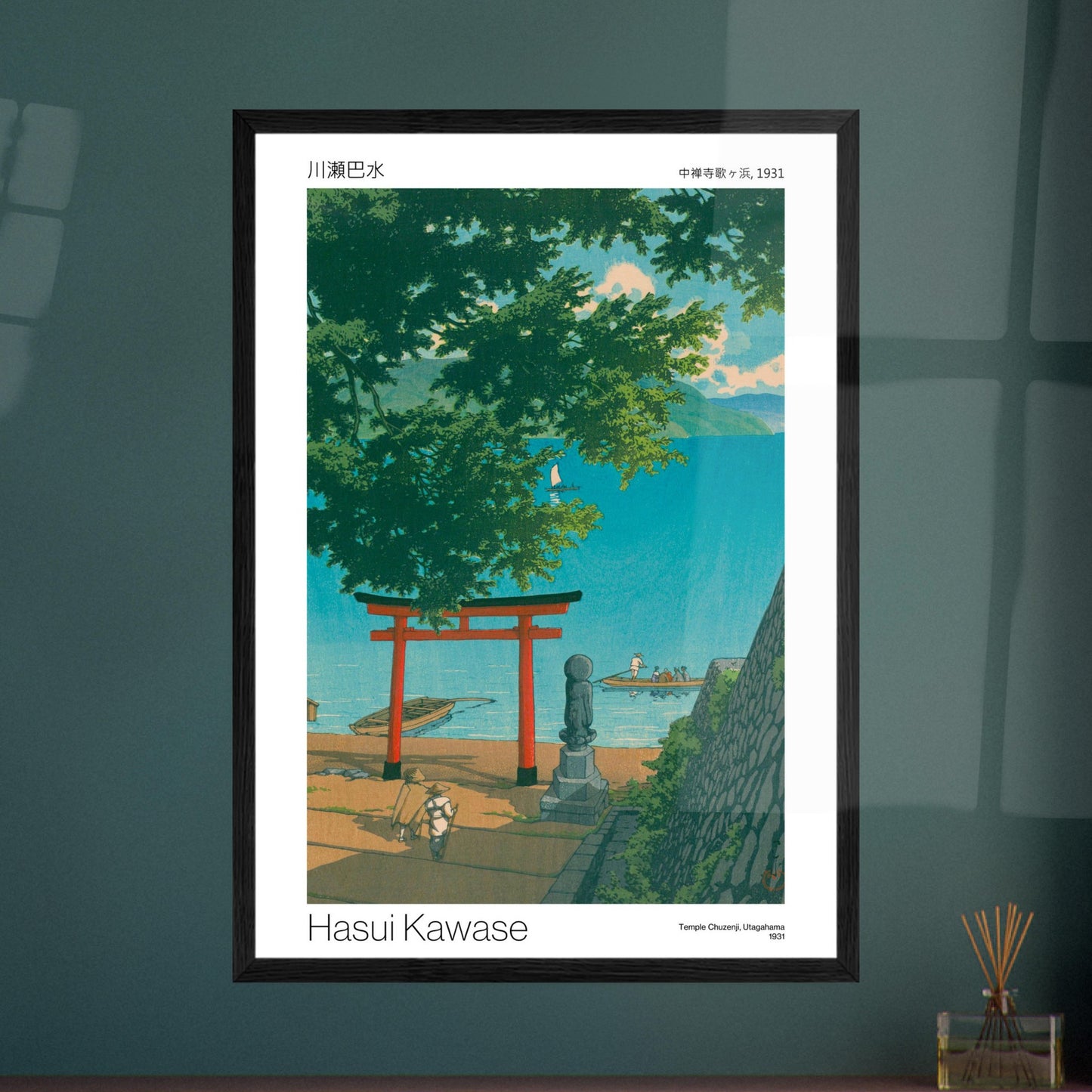 Estampe ancienne : Temple Chuzenji à Utagahama par Hasui Kawase. Gravure japonaise de Hasui Kawase montrant un paysage avec un torii rouge, une statue, des bateaux sur un lac, et des collines en arrière-plan, sous une végétation luxuriante. Image d'illustration 7