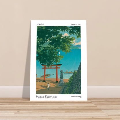 Estampe ancienne : Temple Chuzenji à Utagahama par Hasui Kawase. Gravure japonaise de Hasui Kawase montrant un paysage avec un torii rouge, une statue, des bateaux sur un lac, et des collines en arrière-plan, sous une végétation luxuriante. Image d'illustration 9