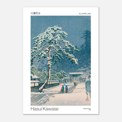 Estampe ancienne du Temple Honmon sous la neige par Hasui Kawase (59,4x84,1 cm (A1)). Gravure japonaise représentant un temple sous la neige, avec un pin imposant au premier plan et des personnes portant des parapluies dans le paysage.