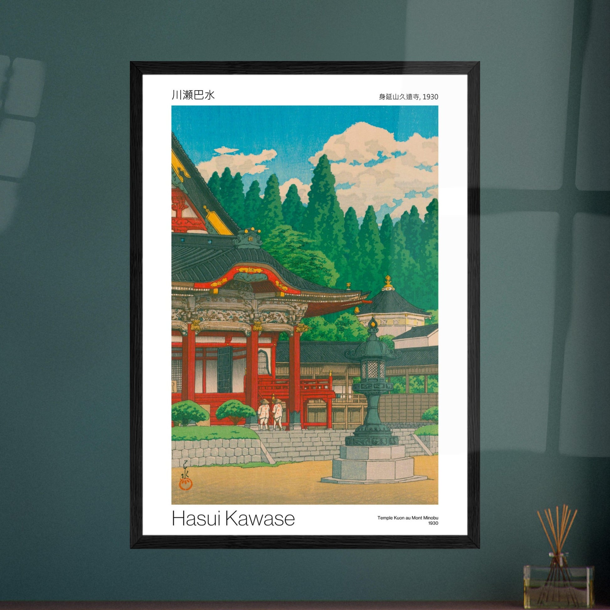 Estampe japonaise Temple Kuon au Mont Minobu par Hasui Kawase. Un temple japonais aux couleurs vives, avec des toits en pagode, entouré d'une forêt dense sous un ciel bleu. Image d'illustration 8