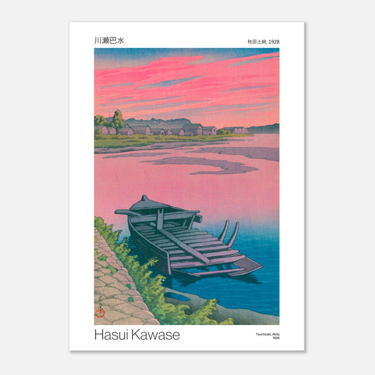 Estampe japonaise Tsuchizaki à Akita par Hasui Kawase (50x70 cm). Gravure japonaise représentant un paysage au crépuscule avec un ciel rose et bleu, une rangée de maisons au loin, et une barque en bois amarrée sur un plan d'eau.