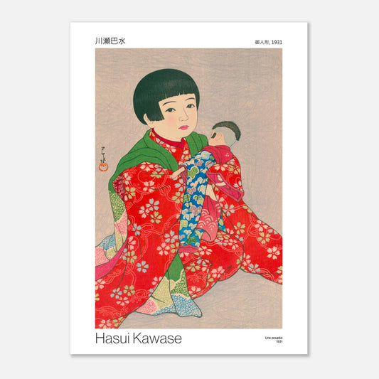 Estampe japonaise : Une poupée, portrait par Hasui Kawase (50x70 cm). Estampe japonaise montrant une jeune fille aux cheveux courts, vêtue d'un kimono coloré, tenant une poupée.