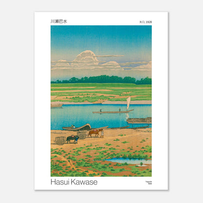 Estampe japonaise Yaguchi, 1928 - Hasui Kawase (30x40 cm). Reproduction d'une estampe japonaise représentant un paysage fluvial avec des champs verts, des rives sablonneuses, des bateaux et des personnes travaillant, sous un ciel bleu clair avec des nuages, par Hasui Kawase, intitulée 'Yaguchi, 1928'.