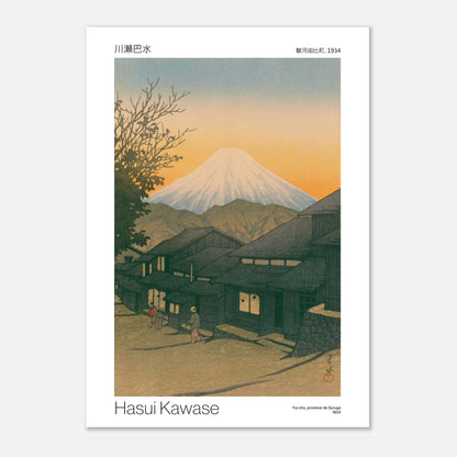 Estampe japonaise Yui-cho, province de Suruga par Hasui Kawase (42x59,4 cm (A2)). Reproduction d'une estampe japonaise de 1934 par Hasui Kawase représentant le Mont Fuji derrière des maisons au crépuscule.