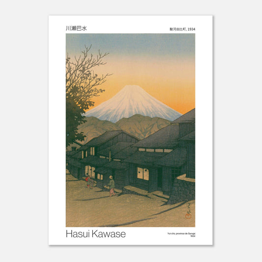 Estampe japonaise Yui-cho, province de Suruga par Hasui Kawase (50x70 cm). Reproduction d'une estampe japonaise de 1934 par Hasui Kawase représentant le Mont Fuji derrière des maisons au crépuscule.