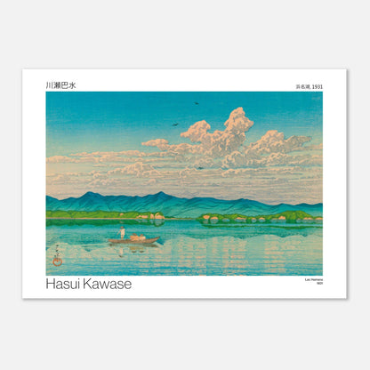 Estampe Lac Hamana (1931) - Hasui Kawase (29,7x42 cm (A3)). Une estampe japonaise de Hasui Kawase représentant le lac Hamana en 1931, avec un ciel bleu nuageux, des montagnes bleues à l'horizon, et un bateau sur l'eau.