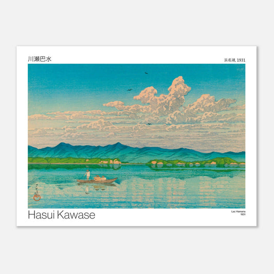 Estampe Lac Hamana (1931) - Hasui Kawase (30x40 cm). Une estampe japonaise de Hasui Kawase représentant le lac Hamana en 1931, avec un ciel bleu nuageux, des montagnes bleues à l'horizon, et un bateau sur l'eau.