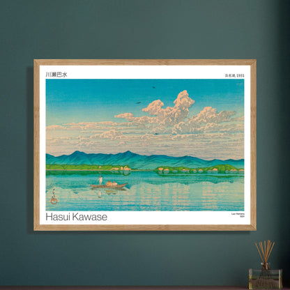 Estampe Lac Hamana (1931) - Hasui Kawase. Une estampe japonaise de Hasui Kawase représentant le lac Hamana en 1931, avec un ciel bleu nuageux, des montagnes bleues à l'horizon, et un bateau sur l'eau. Image d'illustration 7