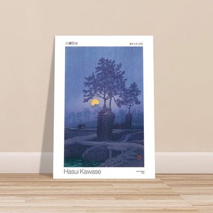 Mond in Gamo Druck (1932) von Hasui Kawase. Reproduktion eines japanischen Holzschnitts, der eine bläuliche nächtliche Landschaft mit einem gelben Mond, stilisierten Bäumen im Vordergrund, dunklen Feldern und der Silhouette einer Person mit einem beleuchteten Tier zeigt, von Hasui Kawase, betitelt 'Mond in Gamo, 1932'.